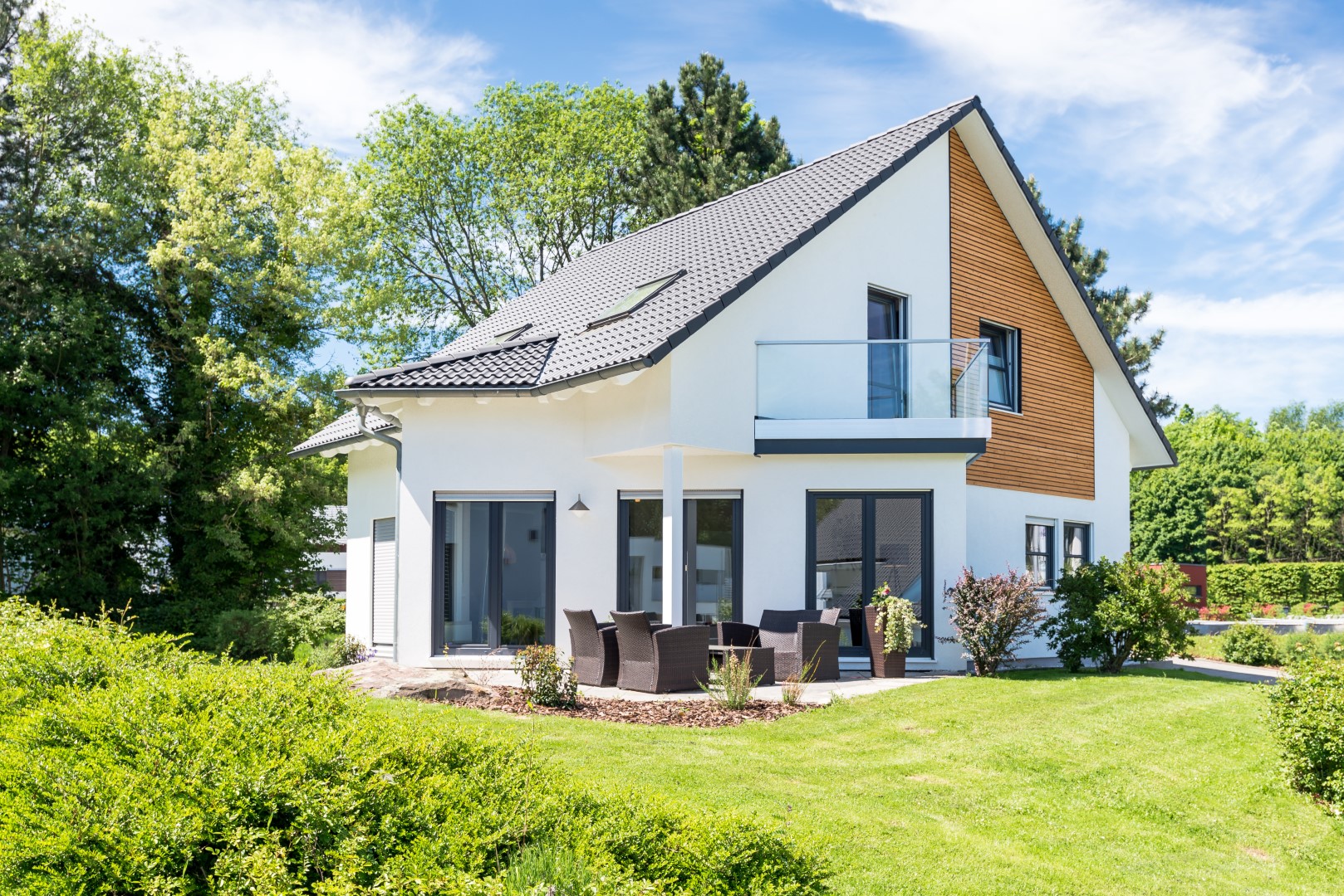 Dom z prostą, ale nowoczesną i elegancką bryłą – 5 najpiękniejszych realizacji projektów z pracowni Domowe Klimaty